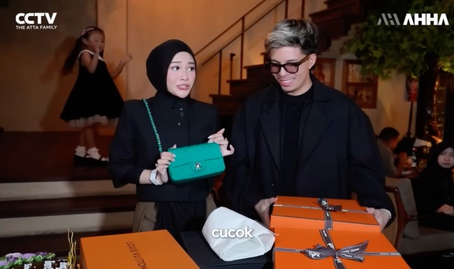 Sementara Atta memberikan 3 buah tas mewah untuk istri tercinta. Salah satunya berwarna turquoise dari merek Chanel. Foto: YouTube/AH2-THE ATTA FAMILY