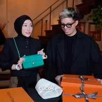 Sementara Atta memberikan 3 buah tas mewah untuk istri tercinta. Salah satunya berwarna turquoise dari merek Chanel. Foto: YouTube/AH2-THE ATTA FAMILY