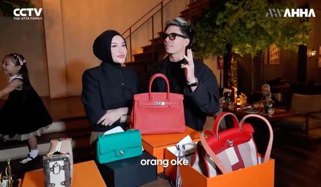 Selain itu, ada pula Hermes birkin 30 rouge vif togo leather with palladium hardware pemberian Atta. Berwarna merah, tas tersebut dibanderol dengan harga yang tak tanggung-tanggung, capai Rp 495 juta. Foto: YouTube/AH2-THE ATTA FAMILY
