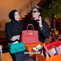 Selain itu, ada pula Hermes birkin 30 rouge vif togo leather with palladium hardware pemberian Atta. Berwarna merah, tas tersebut dibanderol dengan harga yang tak tanggung-tanggung, capai Rp 495 juta. Foto: YouTube/AH2-THE ATTA FAMILY