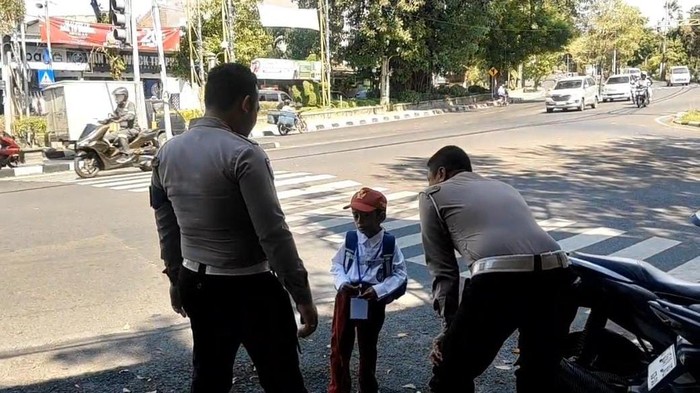 Azraqi Raffan saat bersama polisi Gresik