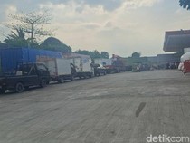 Antrean Panjang di Sejumlah SPBU Pekanbaru, Sopir Rela Nginap Demi Dapat BBM