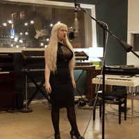Penyanyi berusia 20 tahun itu viral setelah tampil dalam wawancara bersama Interview Magazine. Banyak orang terkejut melihat kepribadiannya yang mencolok. Bea tampil berani, ekspresif, dan membangun kariernya lewat musik serta pertunjukan panggung. Foto: dok. Instagram