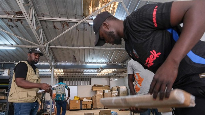 Di balik kemudahan berbelanja di platform global seperti Amazon dan Walmart, terdapat jaringan logistik yang memungkinkan paket-paket pesanan menjangkau pembeli di berbagai negara Afrika. Salah satu contohnya terlihat di Dakar, Senegal, tempat perusahaan lokal Afrety berperan sebagai penghubung antara pelanggan dengan produk yang dibeli dari luar negeri. REUTERS/Ricci Shryock