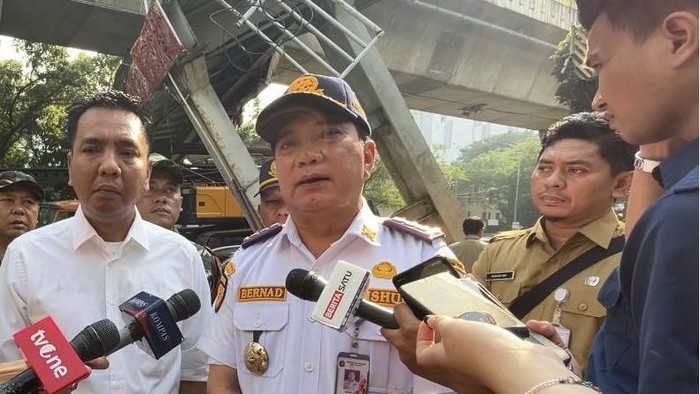 Kepala Sudin Perhubungan Jaksel, Bernad Octavianus Pasaribu, di Jalan Kapten Tendean lokasi truk tabrak JPO, Selasa (14/7/2026).