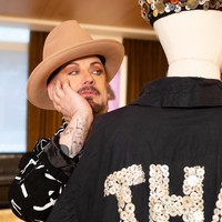 Musisi Legendaris Boy George Jual Koleksi Fashion Ikonik, Ada yang Rp 1,8 M