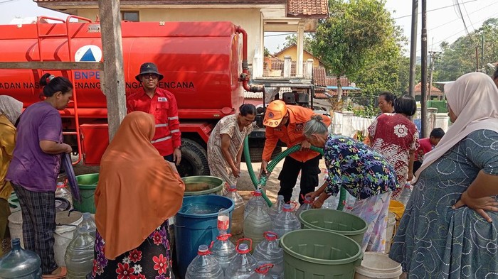 BPBD Sumedang salurkan air bersih ke warga