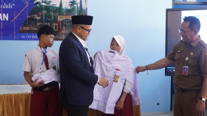 Bupati Faiz Perluas Program Seragam Gratis hingga Sekolah Swasta