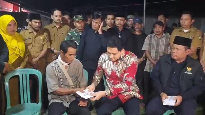 Bupati Indramayu, Lucky Hakim memberikan bantuan kepada pihak keluarga korban kecelakaan maut di Pantura Indramayu.