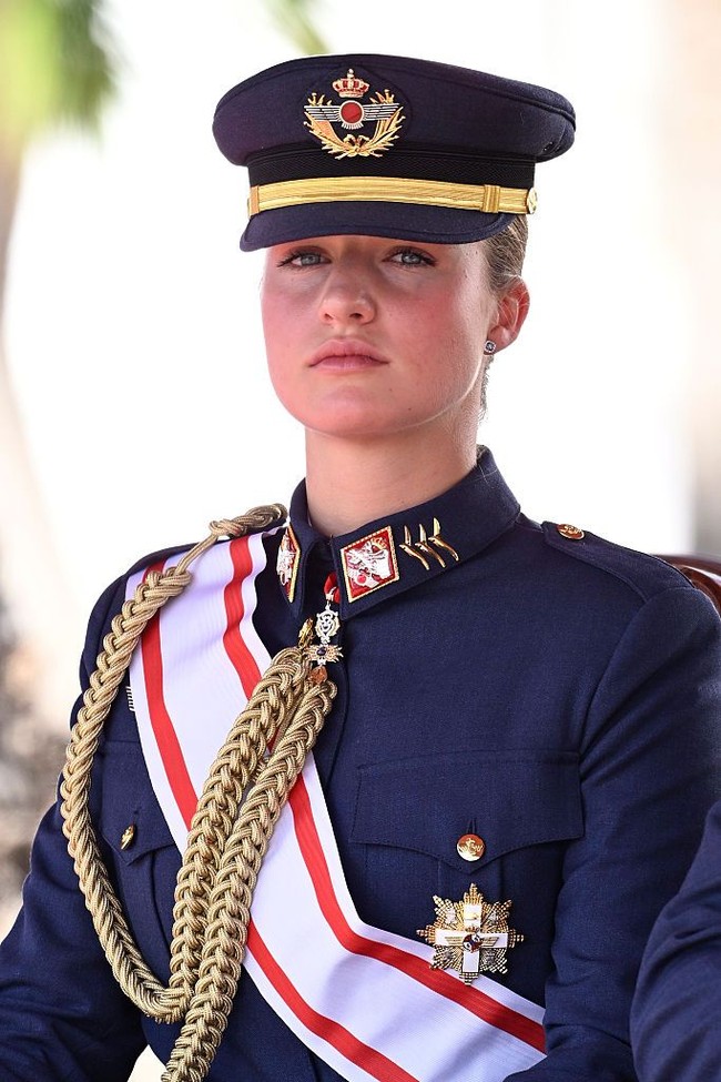 Saat memulai pelatihan militer pada 2023, Putri Leonor masih berusia 17 tahun. Ia berhasil menyelesaikan seluruh rangkaian pendidikan militer matra darat, laut, dan udara dan kini menyandang pangkat Letnan Muda (Alférez). Foto: Getty Images