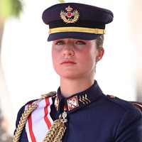 Saat memulai pelatihan militer pada 2023, Putri Leonor masih berusia 17 tahun. Ia berhasil menyelesaikan seluruh rangkaian pendidikan militer matra darat, laut, dan udara dan kini menyandang pangkat Letnan Muda (Alférez). Foto: Getty Images