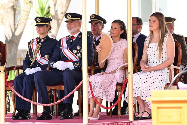 Ini adalah penampilan perdana keluarga Kerajaan Spanyol dalam formasi lengkap sejak Juni 2026. Putri Leonor, yang saat itu masih menjalani pelatihan militer, hadir untuk memberikan dukungan kepada adiknya Infanta Sonia menyampaikan pidato sebagai presiden kehormatan Yayasan Ibercaja. Foto: Getty Images