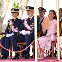 Ini adalah penampilan perdana keluarga Kerajaan Spanyol dalam formasi lengkap sejak Juni 2026. Putri Leonor, yang saat itu masih menjalani pelatihan militer, hadir untuk memberikan dukungan kepada adiknya Infanta Sonia menyampaikan pidato sebagai presiden kehormatan Yayasan Ibercaja. Foto: Getty Images