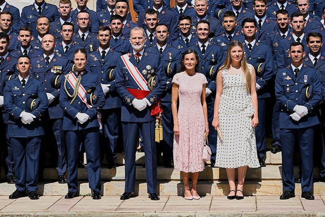 Dalam acara perayaan yang diadakan di Akademi Udara San Javier di Murcia, hadir Raja Felipe IV, Ratu Letizia serta adiknya Putri Leonor, Infanta Sofia. Foto: Getty Images