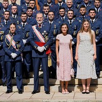 Dalam acara perayaan yang diadakan di Akademi Udara San Javier di Murcia, hadir Raja Felipe IV, Ratu Letizia serta adiknya Putri Leonor, Infanta Sofia. Foto: Getty Images