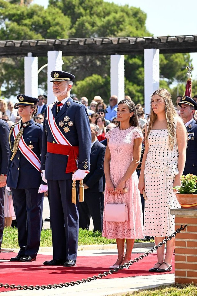 Putri Leonor dan ayahnya Raja Felipe IV tampil berbalut seragam berwarna biru tua. Ratu Litizia mengenakan gaun renda A-line berwarna pink pastel. Sedangkan putri bungsu dalam keluarga, Infanta Sofia memilih gaun polkadot. Foto: Getty Images
