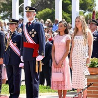 Putri Leonor dan ayahnya Raja Felipe IV tampil berbalut seragam berwarna biru tua. Ratu Litizia mengenakan gaun renda A-line berwarna pink pastel. Sedangkan putri bungsu dalam keluarga, Infanta Sofia memilih gaun polkadot. Foto: Getty Images
