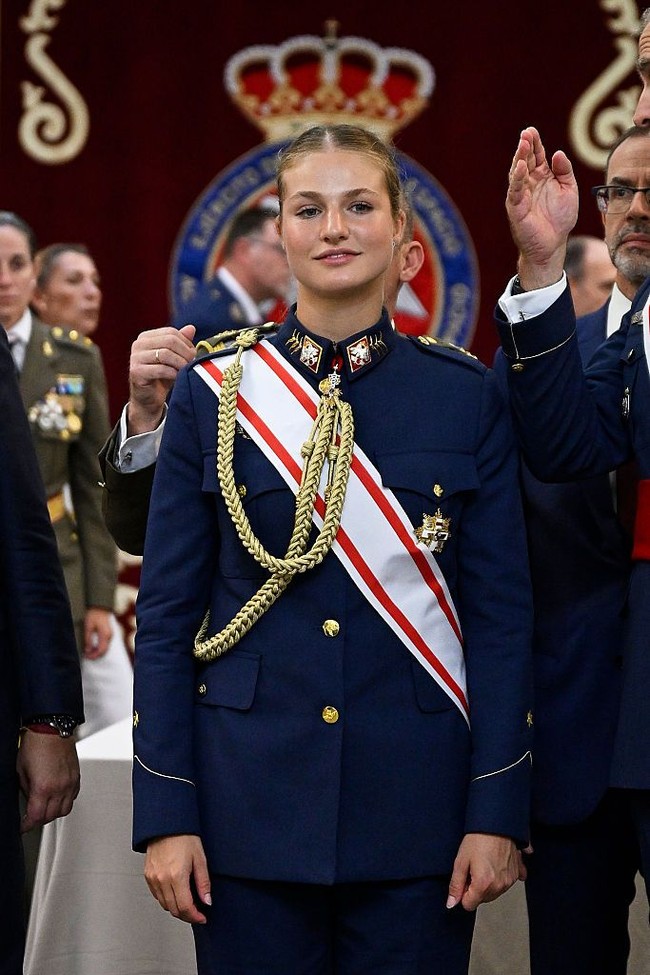 Calon Ratu Spanyol, Putri Leonor resmi menyelesaikan pelatihan militer setelah tiga tahun. Wanita berusia 20 tahun itu semakin mantap untuk meneruskan takhta ayahnya, Raja Felipe IV. Foto: Getty Images