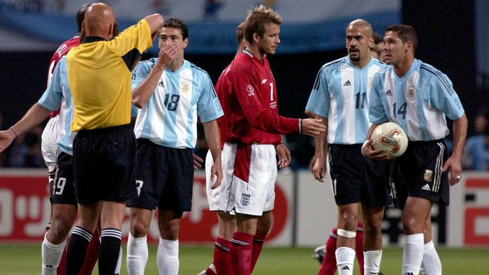 07 Jun 2002: the referee Collina, David Beckham of England and Diego Simeone of Argentina chat during the first half of the England v Argentina, Group F, World Cup Group Stage match played at the Sapporo Dome, Sapporo, Japan.