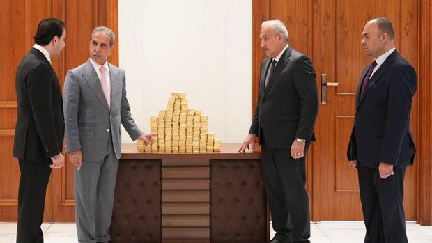 Dewan Kehakiman Tertinggi Irak mengumumkan penemuan 375 kg emas dalam penyelidikan korupsi besar yang terkait dengan penangkapan mantan Menteri Perminyakan. Dewan Kehakiman Tertinggi Irak mengumumkan penemuan 375 kg emas dalam penyelidikan korupsi besar yang terkait dengan penangkapan mantan Menteri Perminyakan. (Facebook/judiciary.sjc.iq)