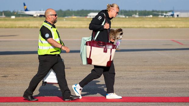 Erling Haaland dari Norwegia membawa pulang teman berbulu setelah kembali dari Piala Dunia. Erling Haaland dari Norwegia membawa pulang teman berbulu setelah kembali dari Piala Dunia. (via REUTERS/Jan Langhaug)