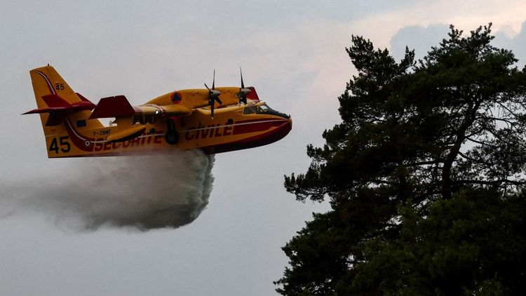 Pesawat Canadair Dikerahkan Padamkan Kebakaran Hutan Fontainebleau