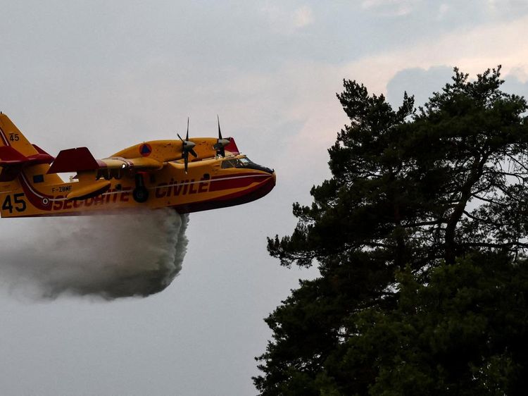 Pesawat Canadair Dikerahkan Padamkan Kebakaran Hutan Fontainebleau