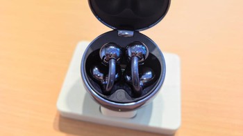 FreeClip 2 S memiliki berat 5,1 gram per satu earbud. Foto: Aisyah Kamaliah Attamimi/detikINET
