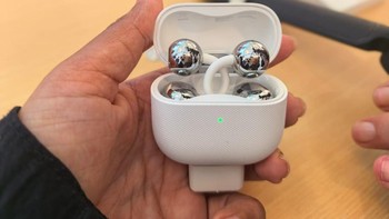 Earbuds ini memiliki fitur C-bridge yang 25% lebih lembut⁠ terbuat dari silikon yang ramah kulit dan paduan memori bentuk. Foto: Aisyah Kamaliah Attamimi/detikINET