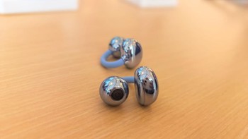Dari segi speaker, ada dual-diaphragm driver yang membuat volume 100% lebih kuat. Oh iya, earbuds ini juga dilengkapi IP57 water resistant. Foto: Aisyah Kamaliah Attamimi/detikINET