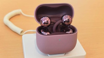 Selain itu, ada versi Huawei FreeClip 2 yang bentuk case-nya kotak. Earbuds ini memiliki fitur C-bridge yang 25% lebih lembut⁠ terbuat dari silikon yang ramah kulit dan paduan memori bentuk, dengan berat masing-masing sama: 5,1 g⁠ram per earbud. Foto: Aisyah Kamaliah Attamimi/detikINET