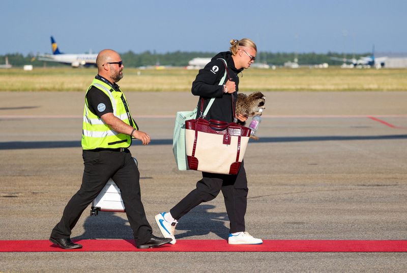 Erling Braut Haaland carries a stuffed raccoon as he gets off the plane after the national football team landed at Oslo Airport, in Gardermoen, Norway, July 13, 2026. Jan Langhaug /NTB/via REUTERS   ATTENTION EDITORS - THIS IMAGE WAS PROVIDED BY A THIRD PARTY. NORWAY OUT. NO COMMERCIAL OR EDITORIAL SALES IN NORWAY. NO RESALES. NO ARCHIVES.     TPX IMAGES OF THE DAY