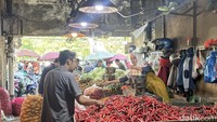 Kenaikan juga terjadi pada komoditas cabai. Pedagang cabai di Pasar Keputran, Hadi, mengatakan harga cabai rawit kini mencapai Rp 28 ribu per kilogram, sedangkan cabai merah besar berada di kisaran Rp 27-30 ribu per kilogram.