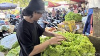 Selain itu, beberapa harga sayur seperti buncis dan timun juga disebut mengalami kenaikan. Namun hal ini diprediksi karena pengaruh cuaca.