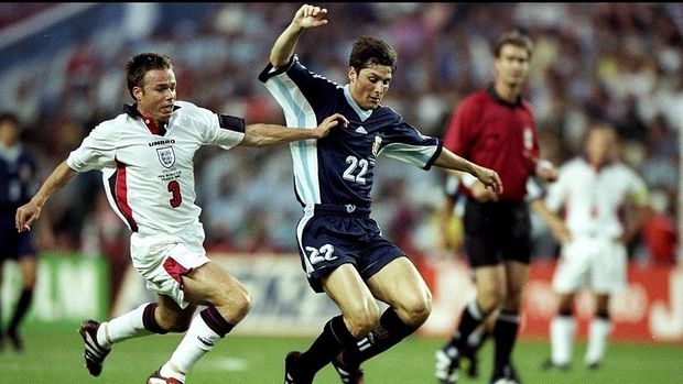 30 Jun 1998:  Graeme Le Saux of England challenges Javier Zanetti of Argentina during the World Cup second round match at the Stade Geoffroy Guichard in St Etienne, France. England lost 4-3 on penalties after a 2-2 draw.  Mandatory Credit: Stu Forster /Allsport