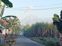 Gunung Semeru Meletus 6 Kali Sejak Pagi, Keluarkan Asap Setinggi 1.000 Meter