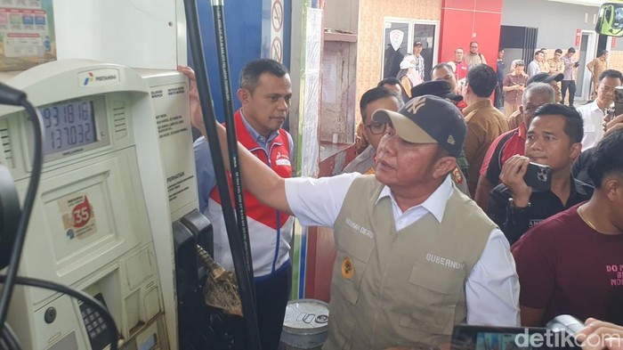 Herman Deru saat melakukan sidak di sejumlah SPBU Palembang
