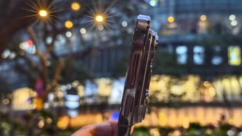 Badannya kokoh dan di genggaman juga terasa nyaman. Beratnya 230,5 gram. Untuk durability, HP ini pakai Kunlun Glass dan anti-reflective coat. Plus, ia sudah disertifikasi IP68/IP69. Foto: Aisyah Kamaliah Attamimi/detikINET