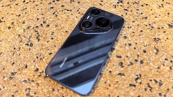 Kalau yang ini adalah warna Graphite Black. Semuanya kelihatan punya bodi yang glossy dengan aluminum frame, glass front, dan glass back. Foto: Aisyah Kamaliah Attamimi/detikINET