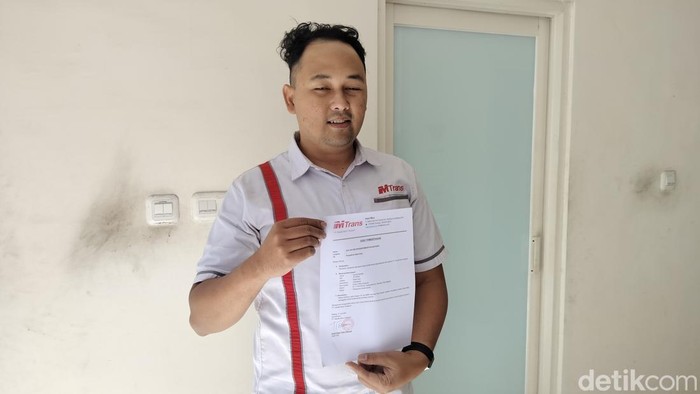 Human Resources Development (HRD) MTrans Jhony Sasongko menunjukkan surat pemutusan hubungan kerja terhadap oknum kru