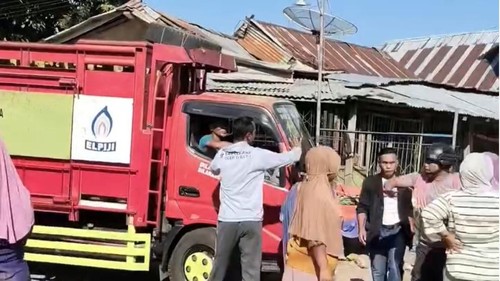 Aksi penghadangan truk pengangkut LPG 3 Kg oleh ibu-ibu di Desa Ngali, Kecamatan Belo, Kabupaten Bima, NTB, pada Selasa (14/7/2026). (Istimewa).