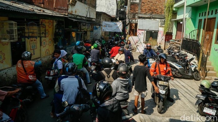 Pengendara sepeda motor melintas di Jalan Poncol 9, Kuningan Barat, Jakarta, Selasa (14/7/2026). Ruas jalan lingkungan itu menjadi salah satu jalur alternatif untuk menghindari kemacetan di Jalan Kapten Tendean.