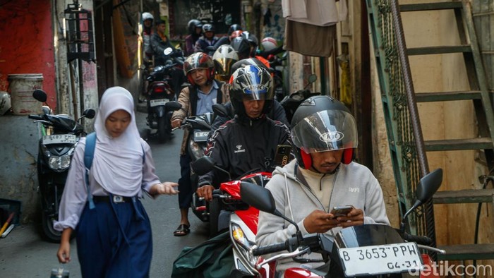 Jalur Tikus Jadi Andalan Pemotor Hindari Macet Tendean Pengendara sepeda motor melintas di Jalan Poncol 9, Kuningan Barat, Jakarta, Selasa (14/7/2026). Ruas jalan lingkungan itu menjadi salah satu jalur alternatif untuk menghindari kemacetan di Jalan Kapten Tendean.