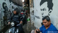Banyak pemotor memilih masuk ke jalan-jalan lingkungan di sekitar Mampang dan Tendean. Mereka berupaya menghindari antrean kendaraan yang mengular di jalan utama.