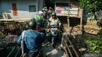 Sejak pagi, arus kendaraan roda dua terlihat memadati sejumlah gang dan jalan permukiman. Kondisi itu berbeda dari hari-hari biasa yang relatif lengang.