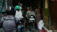 Sebagian pengendara mengandalkan aplikasi navigasi untuk mencari jalur tercepat. Ada pula yang menggunakan pengetahuan rute setempat agar terhindar dari kepadatan.