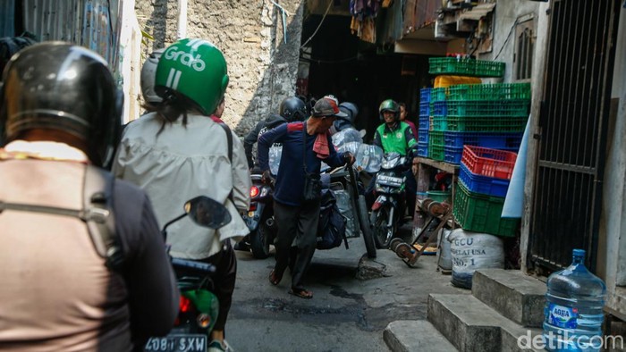 Jalur Tikus Jadi Andalan Pemotor Hindari Macet Tendean Pengendara sepeda motor melintas di Jalan Poncol 9, Kuningan Barat, Jakarta, Selasa (14/7/2026). Ruas jalan lingkungan itu menjadi salah satu jalur alternatif untuk menghindari kemacetan di Jalan Kapten Tendean.