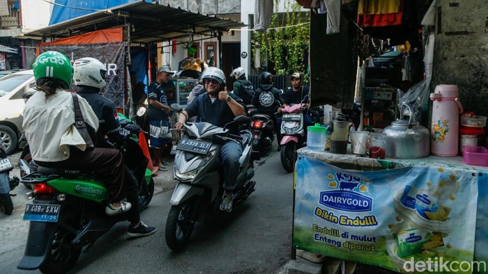 Jalur Tikus Jadi Andalan Pemotor Hindari Macet Tendean Pengendara sepeda motor melintas di Jalan Poncol 9, Kuningan Barat, Jakarta, Selasa (14/7/2026). Ruas jalan lingkungan itu menjadi salah satu jalur alternatif untuk menghindari kemacetan di Jalan Kapten Tendean.