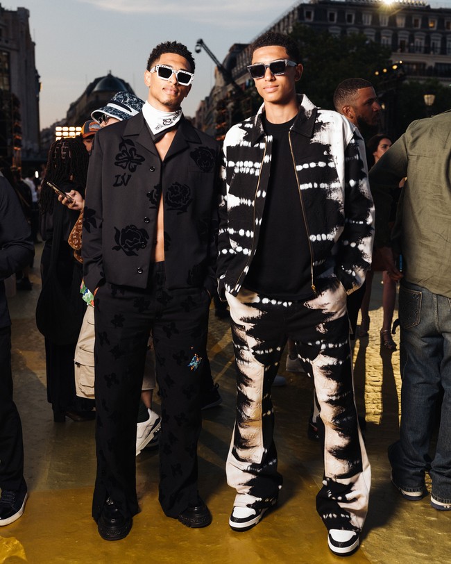 Sama-sama berparas tampan dan bertubuh atletis, kakak beradik ini pun kerap diundang ke event fashion. Salah satunya Jude dan Jobe Bellingham menghadiri Louis Vuitton Menswear Spring/Summer 2024 di Paris. Foto: Dok. Instagram, Getty Images