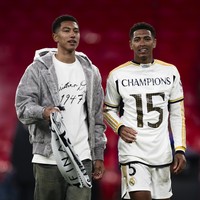 Saya mungkin sempat bersikap bias terhadap Dortmund untuk waktu yang cukup lama, karena saya memiliki kecemasan dan ketakutan, serta keinginan untuk menjadi diri sendiri. Namun, saya pikir saya tidak boleh membiarkan hal-hal itu menghentikan saya untuk mengambil keputusan yang tepat. Jadi bagi saya, ini adalah tentang memilih jalur yang benar, bukan sekadar jalur yang berbeda. Saya rasa jalur karier saya tidak sama persis dengan Jude,” kata Jobe Bellingham. Foto: Dok. Instagram, Getty Images
